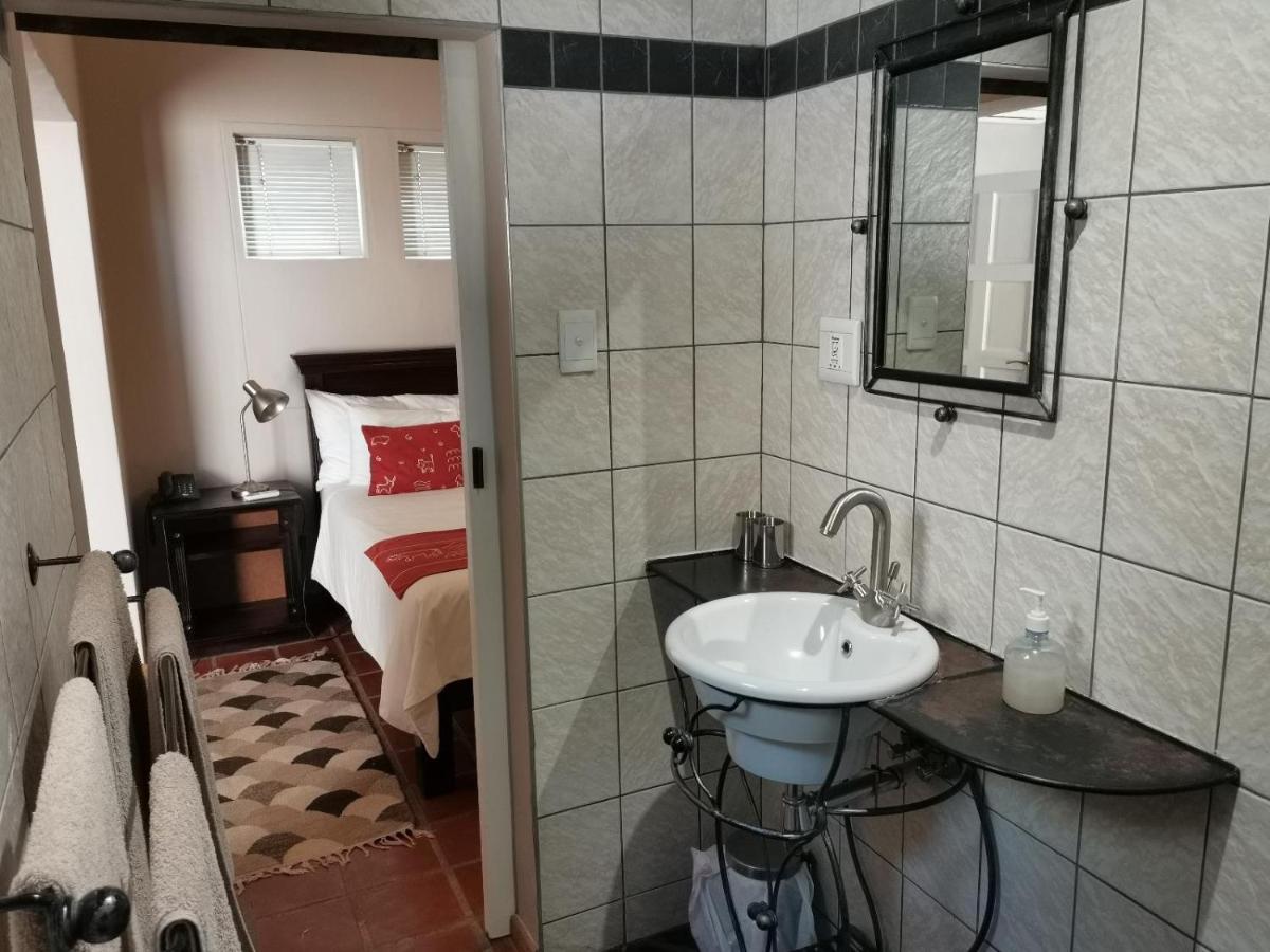 Londiningi Guesthouse Windhoek Extérieur photo